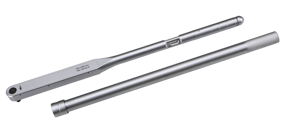 Single drive torque wrench with two-stage grip