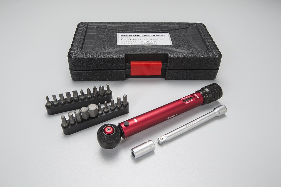 Mini outlet torque wrench